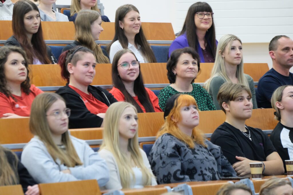 studenci na auli siedzą