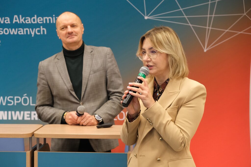 Wystąpienie Pani Prorektor dr Woźniak, w tle prorektor dr Fraczek