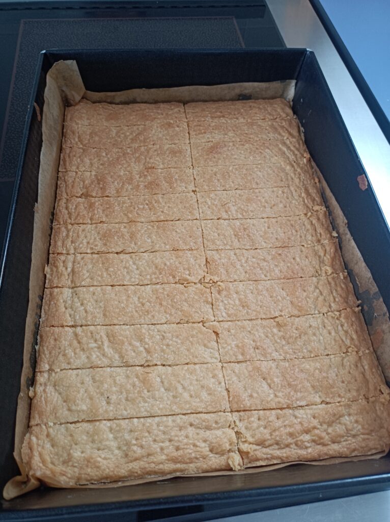 upieczone ciasto w blaszce i pokrojone na prostokonty