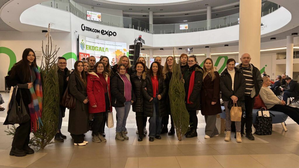 Wszyscy studenci na tle holu auli targowej