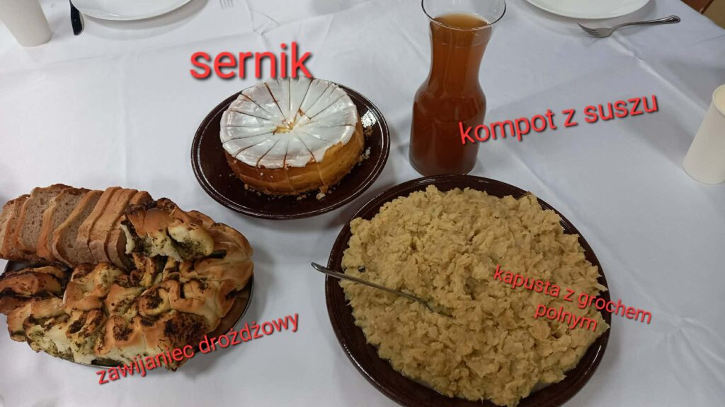 potrawy regionalne sernik, kompot z suszu, zawijaniec drożdżowy, kapusta z grochem