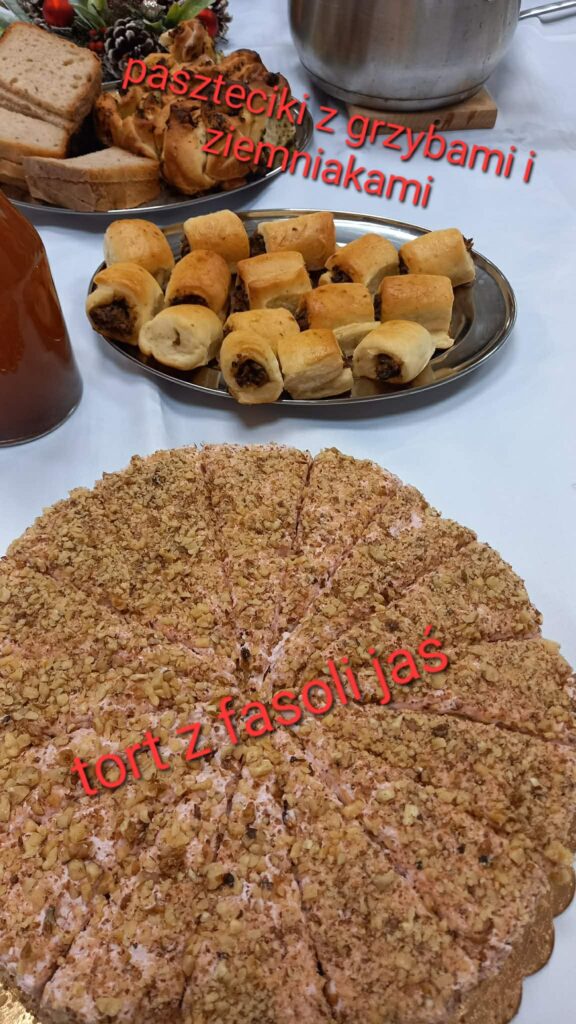 potrawy regionalne paszteciki z grzybami i ziemniakami, tort z grochu