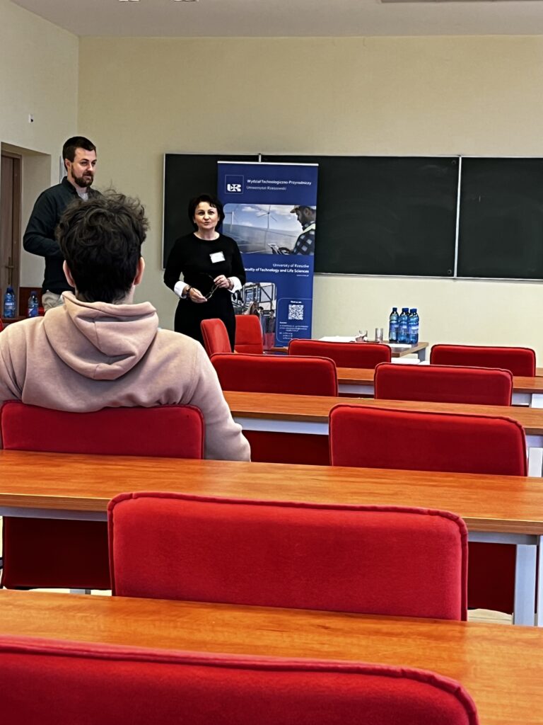 dr hab. inż. Barbarą Krochmal-Marczak, prof. PANS podsumowuje wystąpienia na tle tablicy z banerem URZ