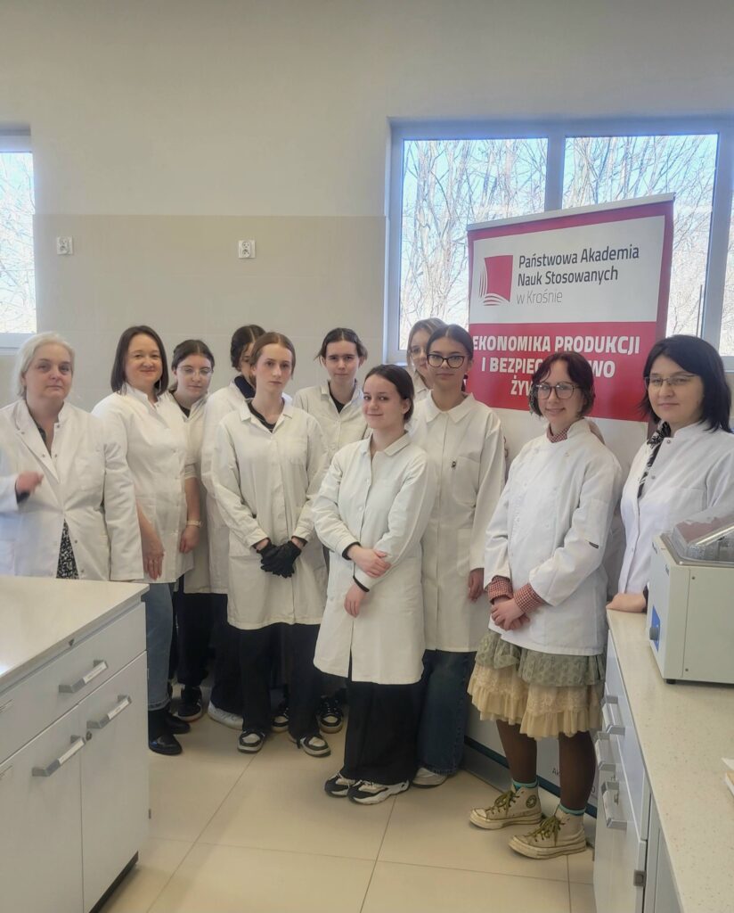 grupowe zdjęcie uczniów i nauczycieli