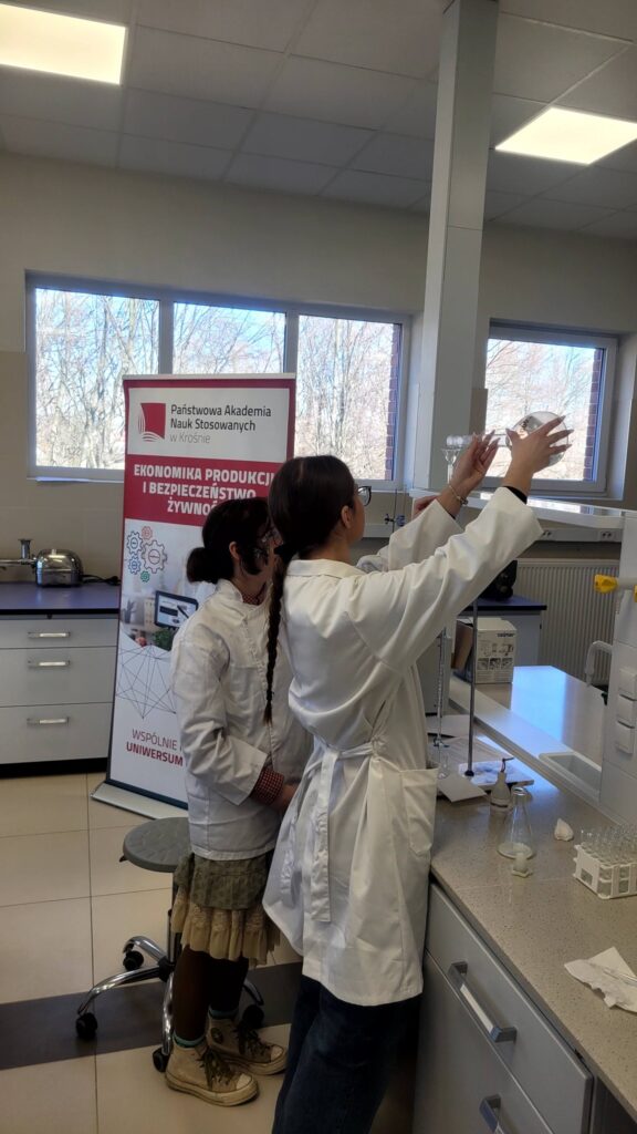 uczennice napełniają biuretę odczynnikiem