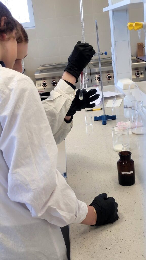 uczennice odmierzają próbkę do badania