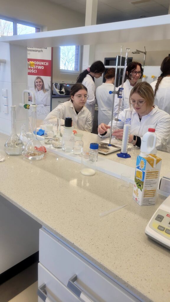 uczennice miareczkują 