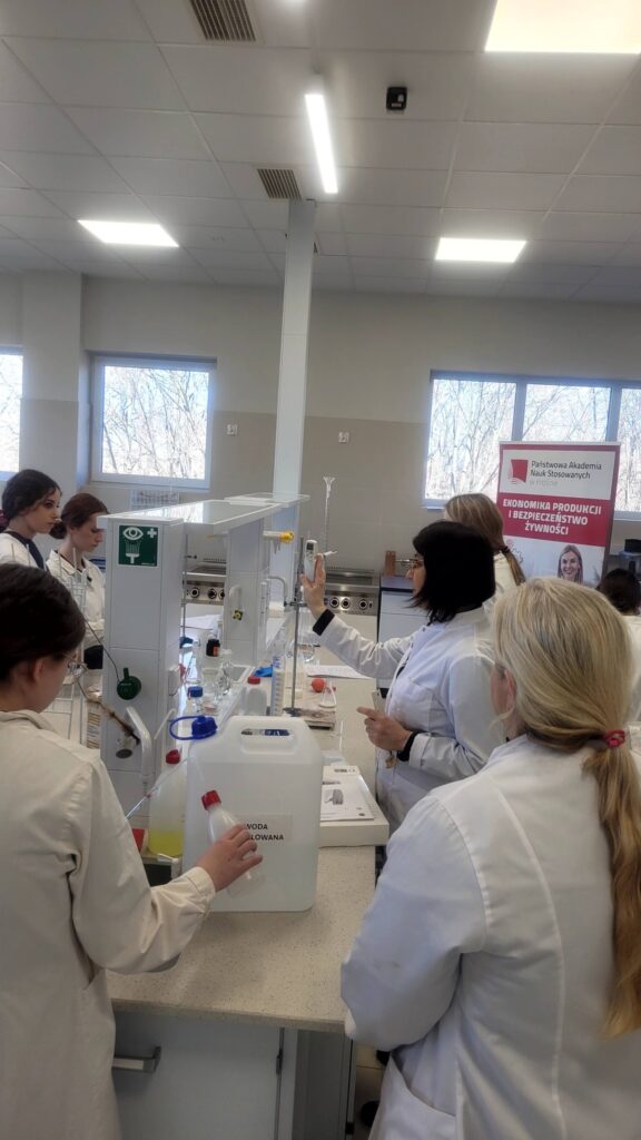 uczniowie obserwują jak prowadząca objaśnia wykonanie oznaczenia