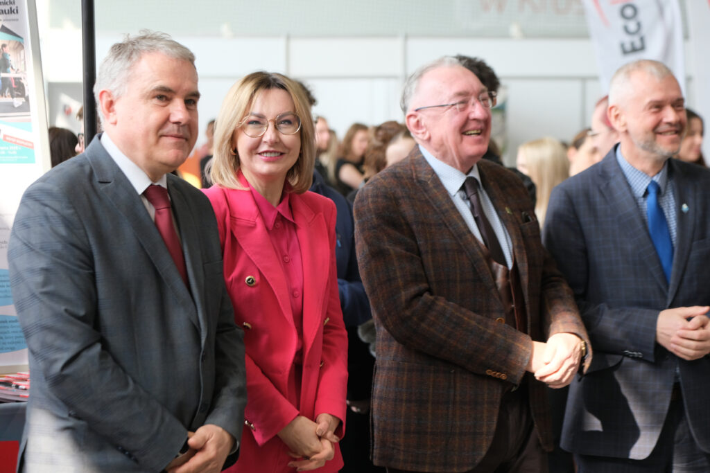 Pan Rektor, Pani Prorektor, Jerzy Borcz, Prezes Miejskie Przedsiębiorstwo Gospodarki Komunalnej – Krośnieński Holding Komunalny , w tle uczestnicy