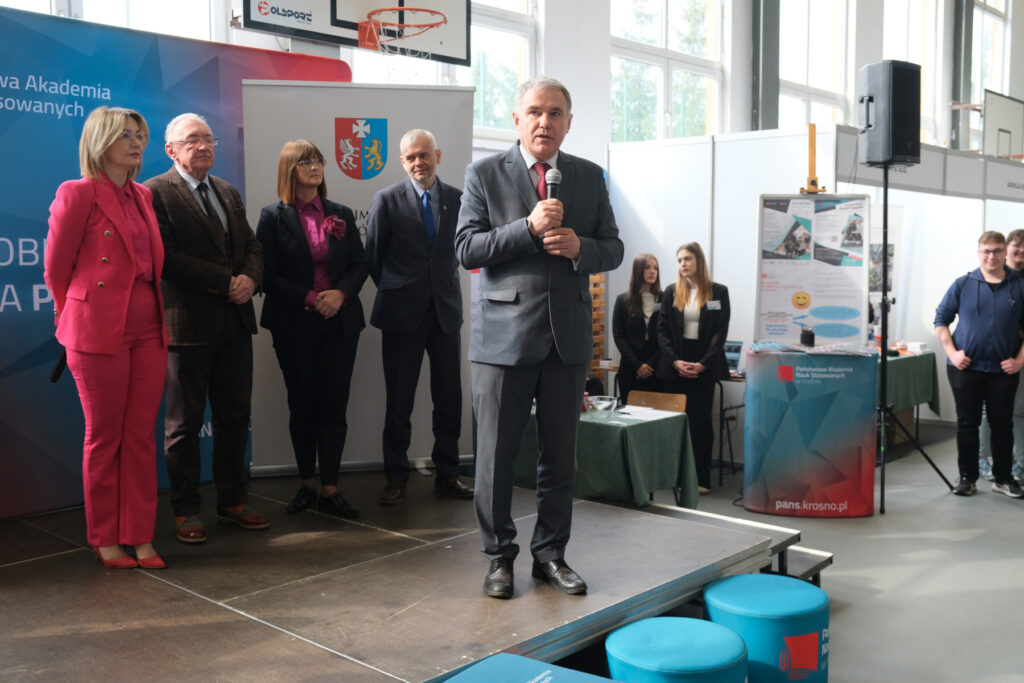 Pan Rektor otwiera targi stoi na scenie za nim stoją Pani Prorektor, Jerzy Borcz, Prezes Miejskie Przedsiębiorstwo Gospodarki Komunalnej – Krośnieński Holding Komunalny, radna Małgorzata Szeliga