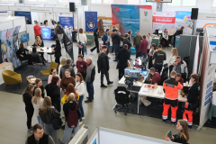 Widok uczestników targów z góry