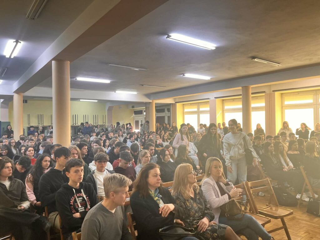 Sala pełna uczniów i nauczycieli