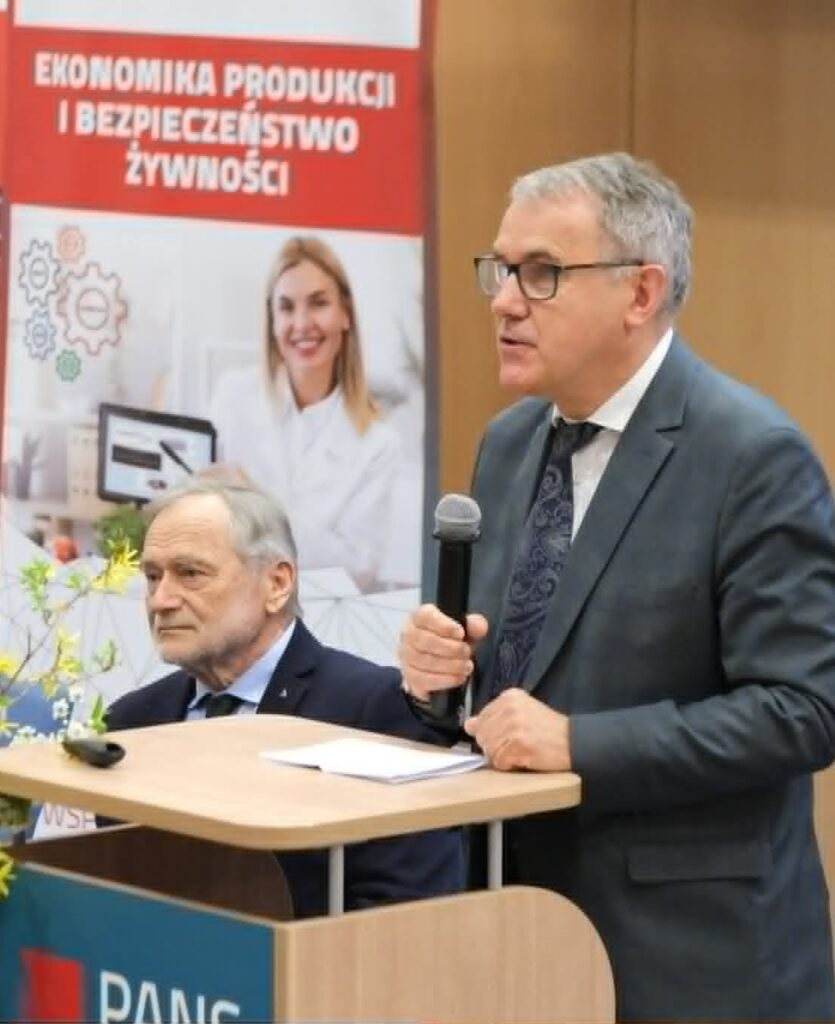 dr hab. Zbigniew Barabasz, prof. PANS – Rektor Państwowej Akademii Nauk Stosowanych w Krośnie, wita i otwiera konferencję