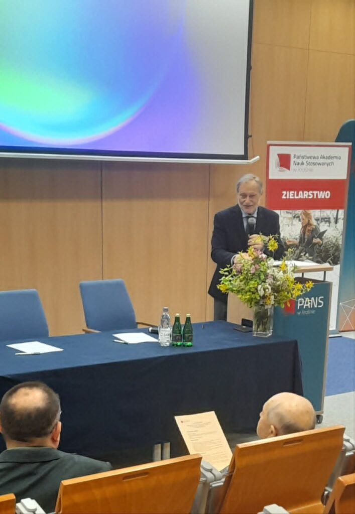 Franciszek Tereszkiewicz – Kanclerz Państwowej Akademii Nauk Stosowanych w Krośnie, wita i rozpoczyna konferencję