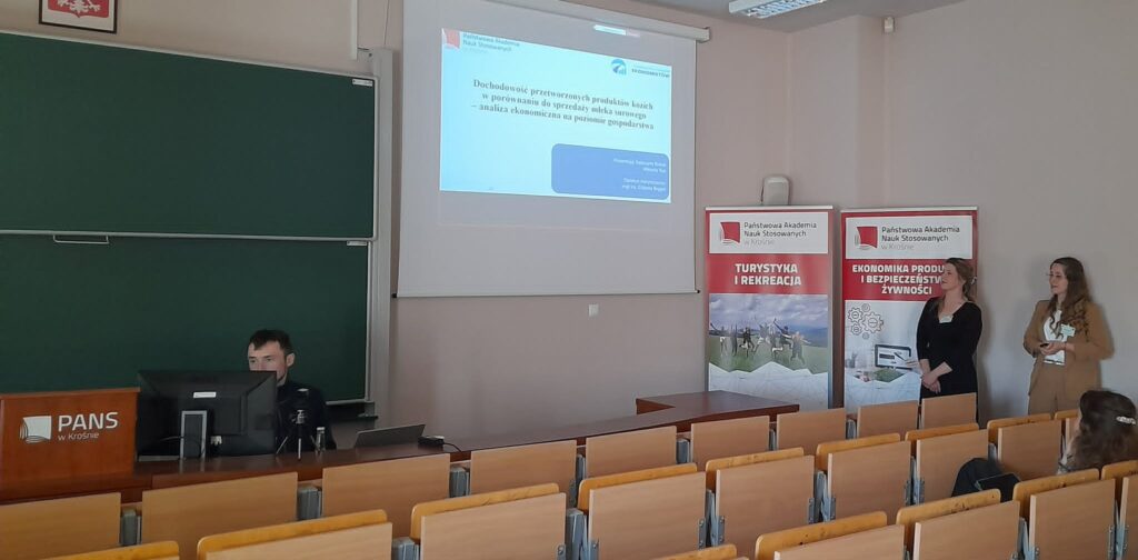 ekran z wyświetlaną prezentacją studentek SKN Ekonomistów