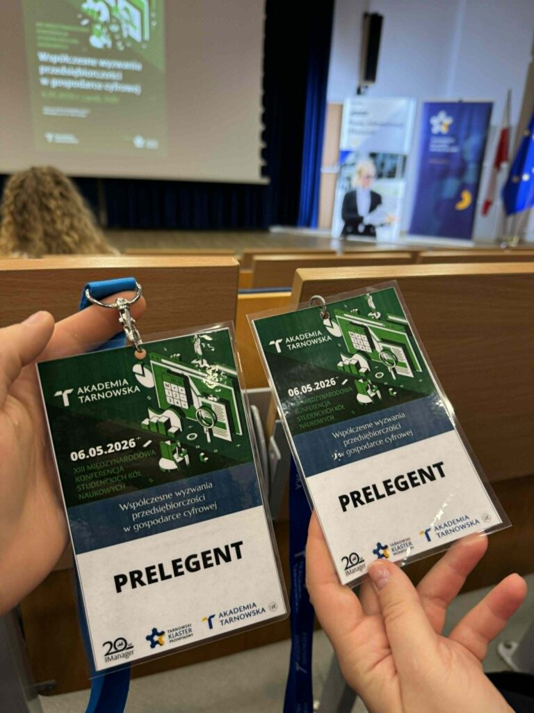 plakietki z identyfikatorem konferencji