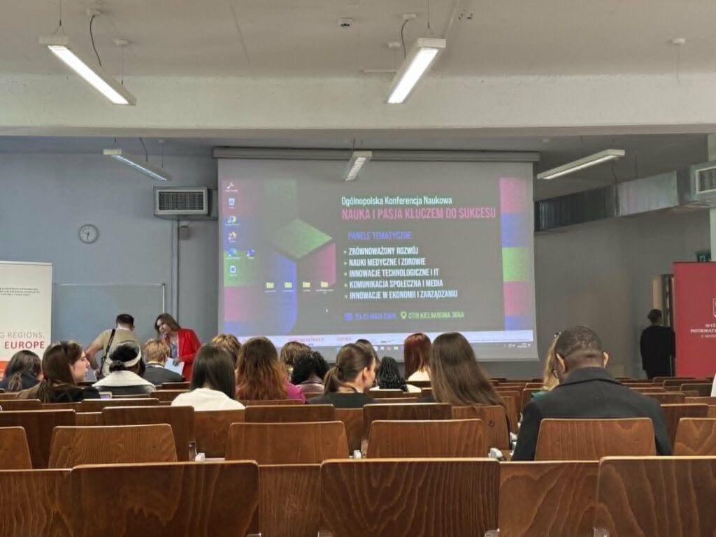 sala z krzesłami tyłem studenci na drugim planie ekran z prezentacją