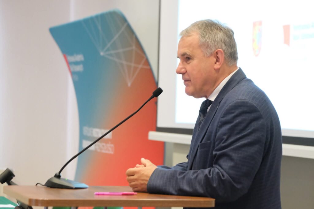 Przemawia przy mównicy Rektor uczelni, dr hab. Zbigniew Barabasz, prof. PANS