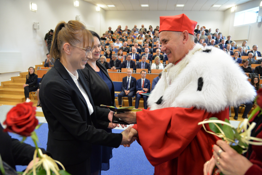 dr n. o zdr. Katarzyna Zalewska podczas odbierania Naukowego Lauru