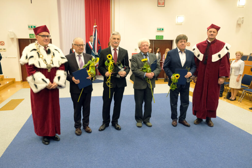 Wyróżnienia dla pracowników, którzy kończą pracę w PANS w Krośnie
dr Krzysztof Kasprzyk
dr inż. Maciej Lewandowski
inż. Andrzej Jakubowski
Andrzej Gierlicki