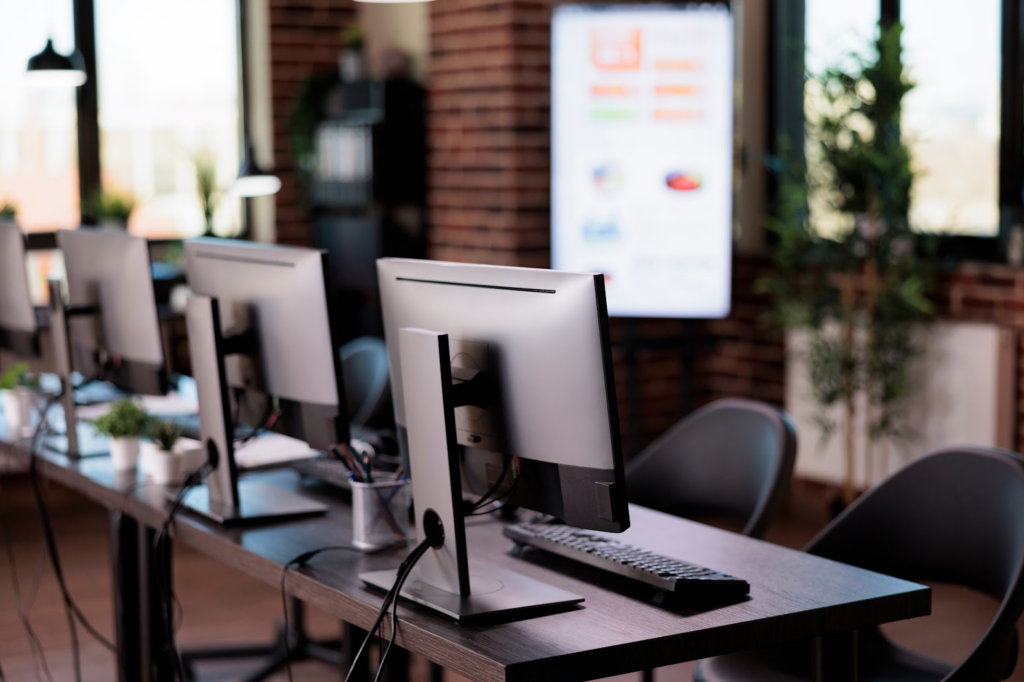 praca biurowa w sektorze IT - czym się kierować wybierając kierunek studiów
